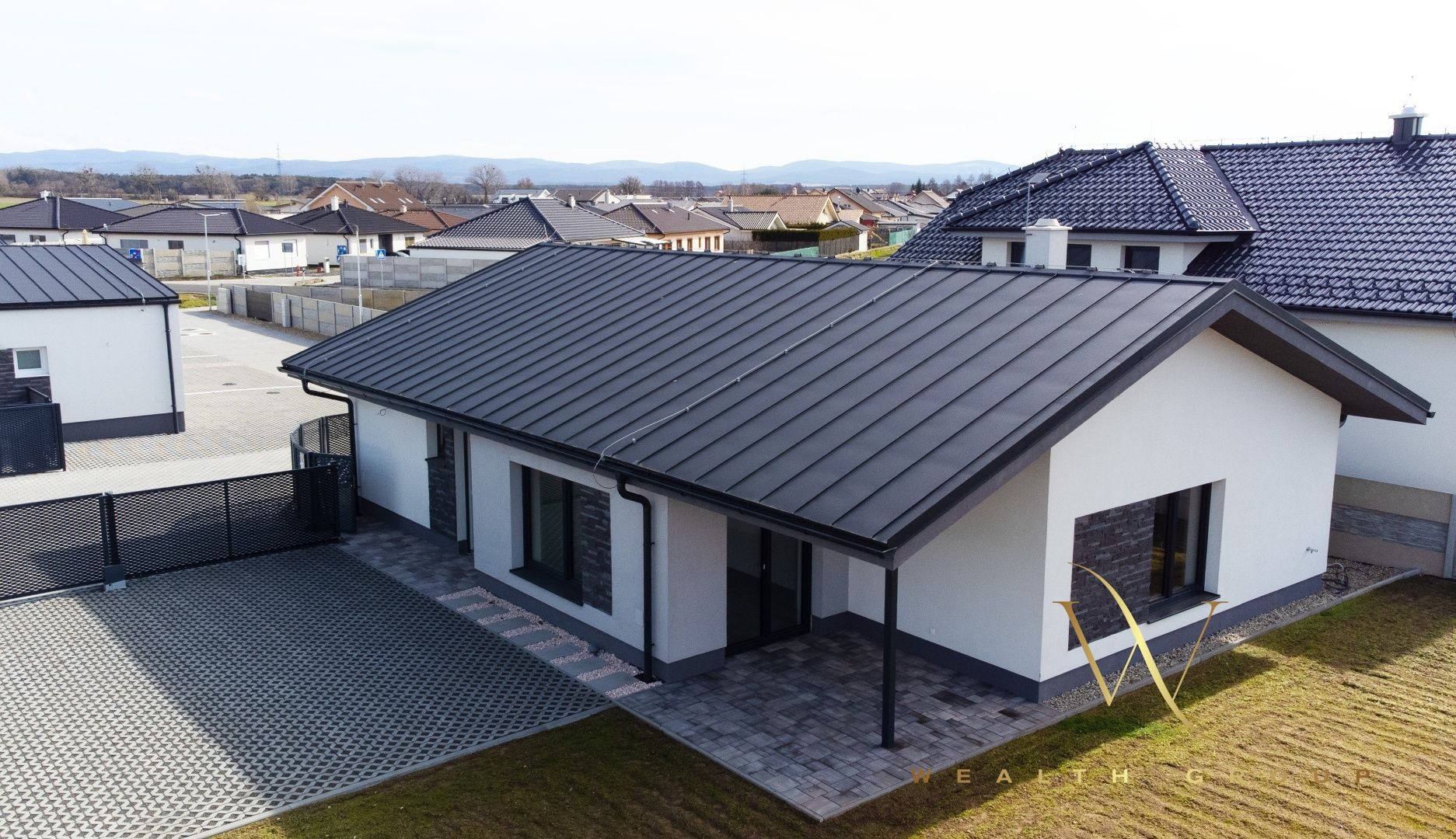 REZERVOVANÝ Na predaj krásny 4 izbový bungalov v obci Láb