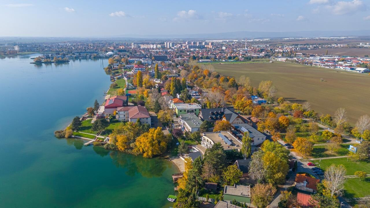 NA PREDAJ -EXLUZÍVNA INVESTIČNÁ PRÍLEŽITOSŤ V SRDCI  SLNEČNÝCH JAZIER — foto 2