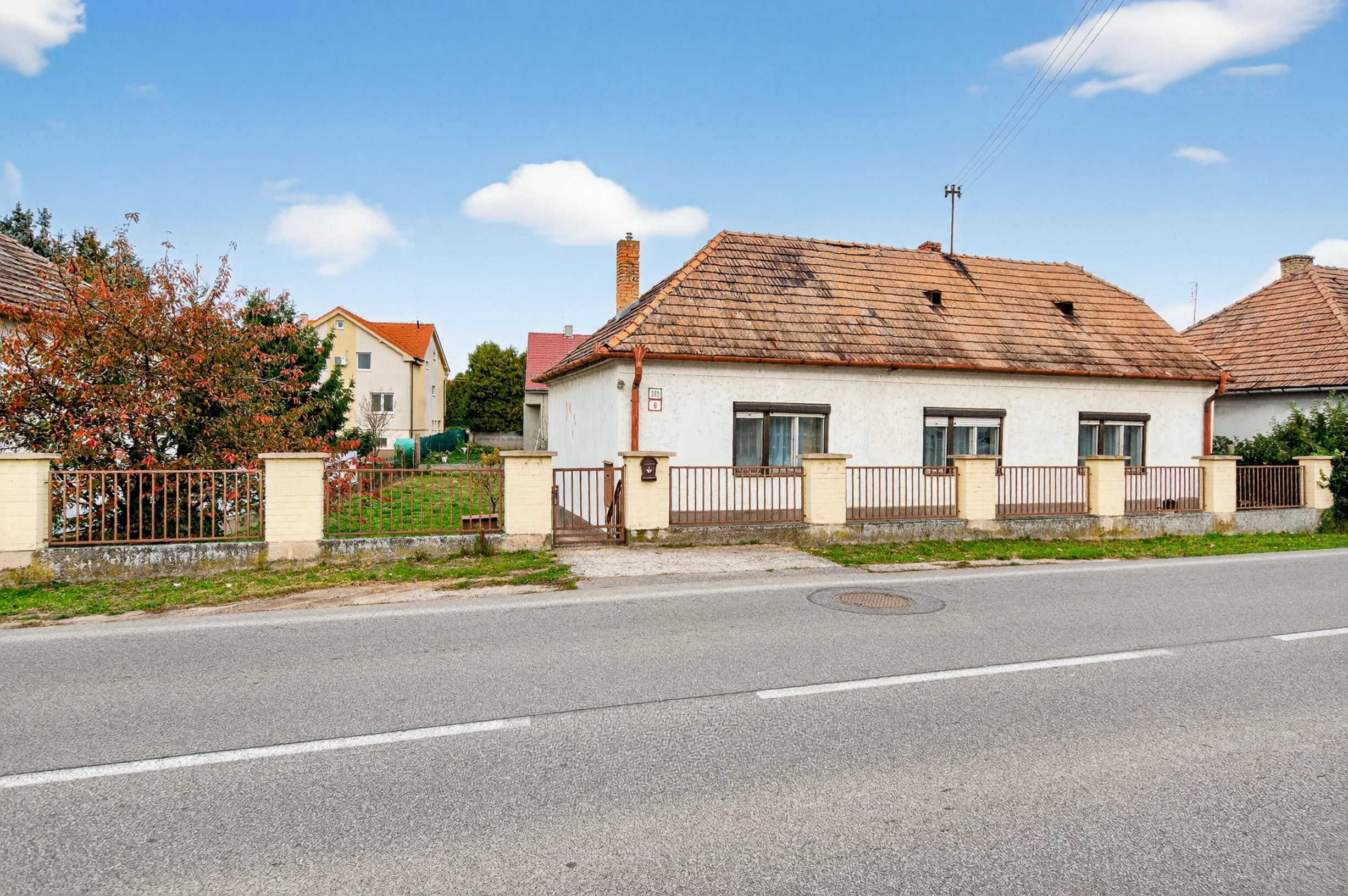 🔥 ZNÍŽENÁ CENA - Rodinný dom v centre obce Tomášov s veľkým pozemkom a investičným potenciálom — foto 2