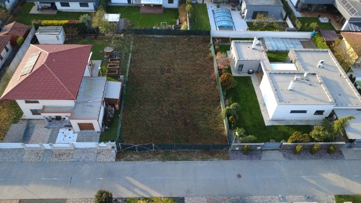 Stavebný pozemok 560 m² | všetky siete | hotová ulica – Ivanka pri Dunaji, Farná