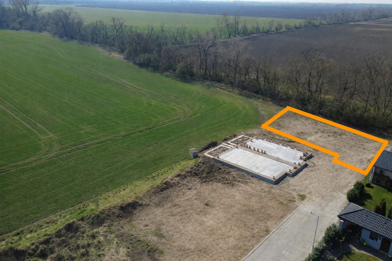 Na predaj exkluzívny stavebný pozemok na konci slepej ulice v obci Voderady — foto 2