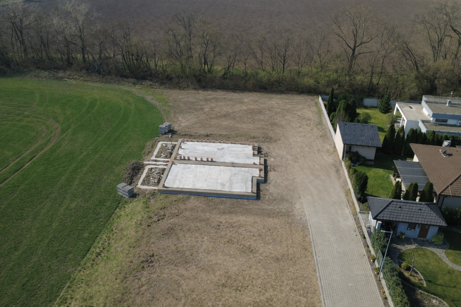 Na predaj exkluzívny stavebný pozemok na konci slepej ulice v obci Voderady — foto 3