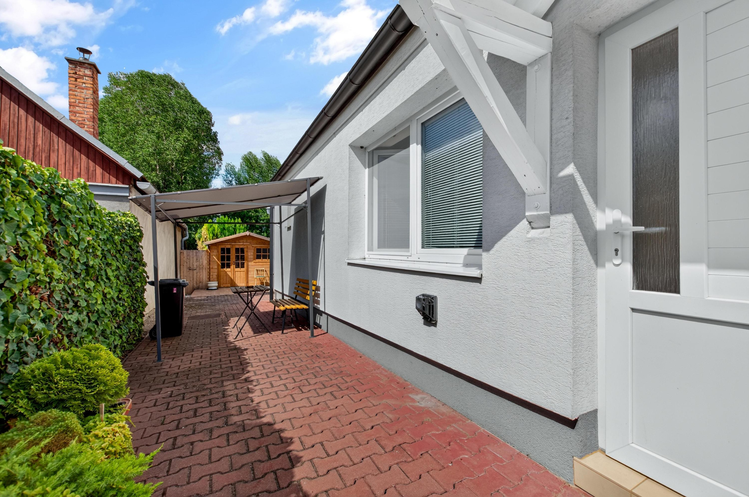 NA PREDAJ! Zrekonštruovaný 2,5-izbový rodinný dom vo Veľkom Grobe — foto 2