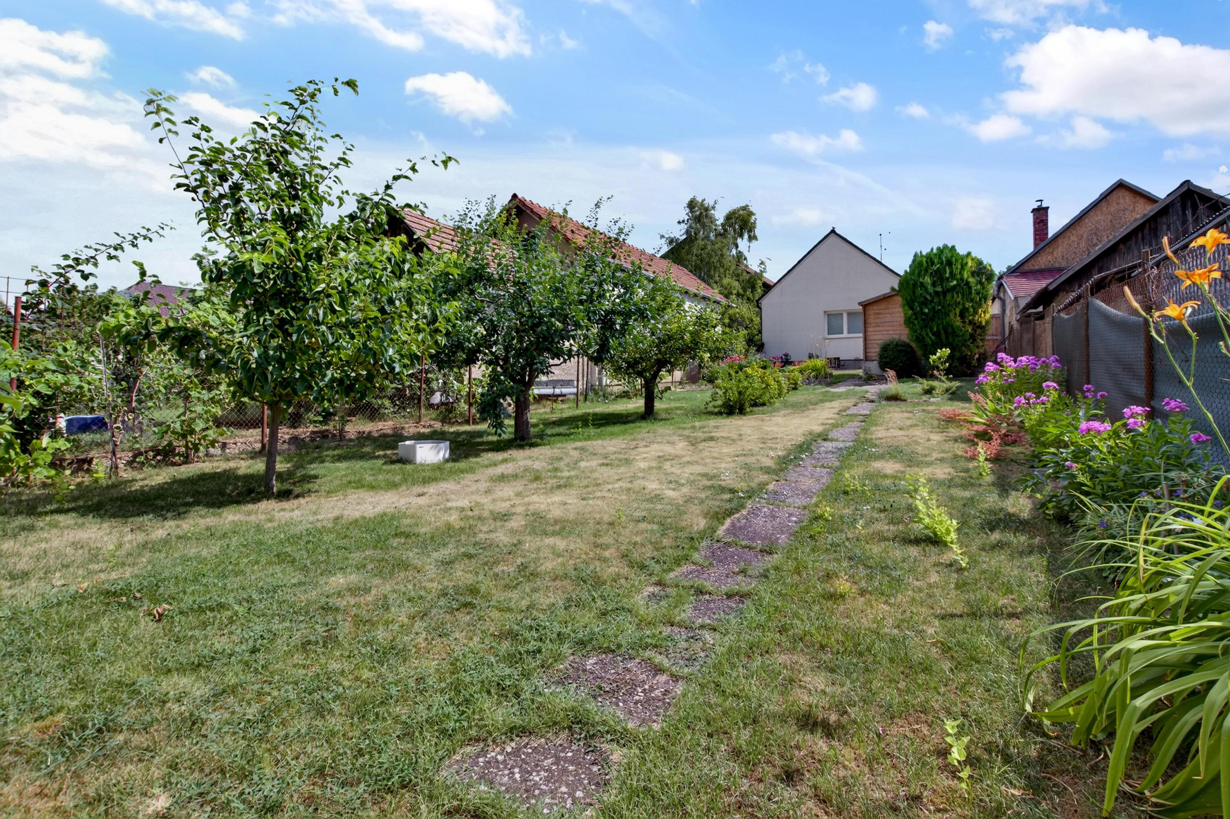 NA PREDAJ! Zrekonštruovaný 2,5-izbový rodinný dom vo Veľkom Grobe — foto 3