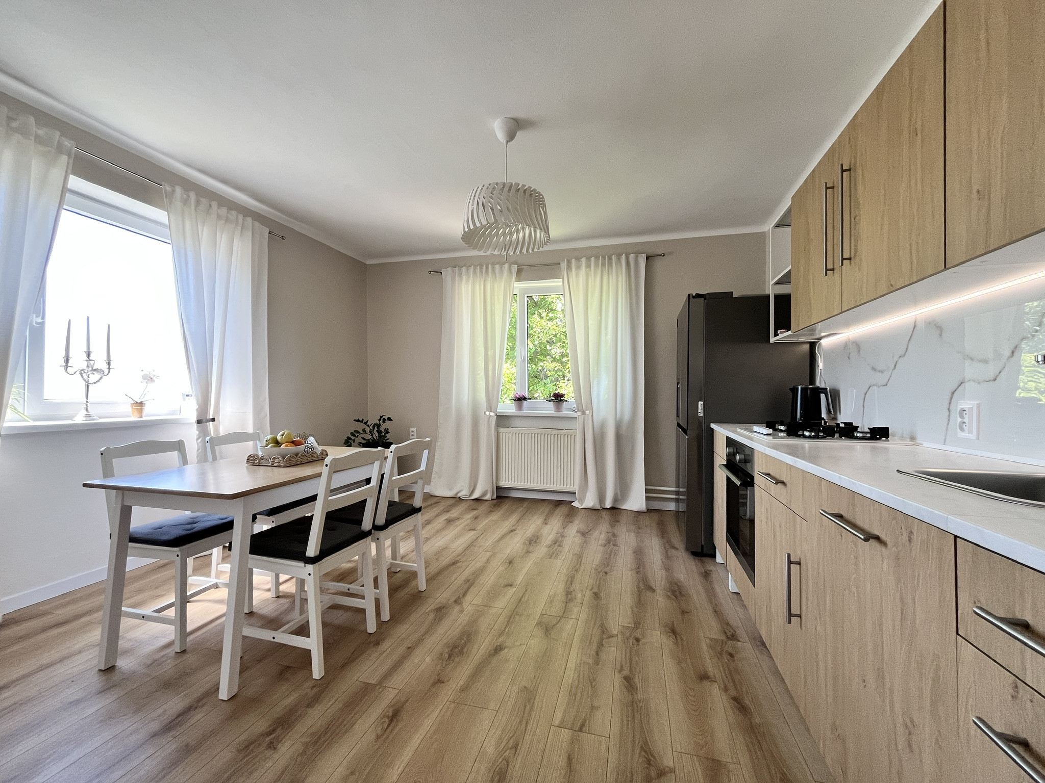 ,,Rezervované" Wealth Group | ponúka štýlový zariadený rodinný dom po rekonštrukcií, okr. Trenčín — foto 2