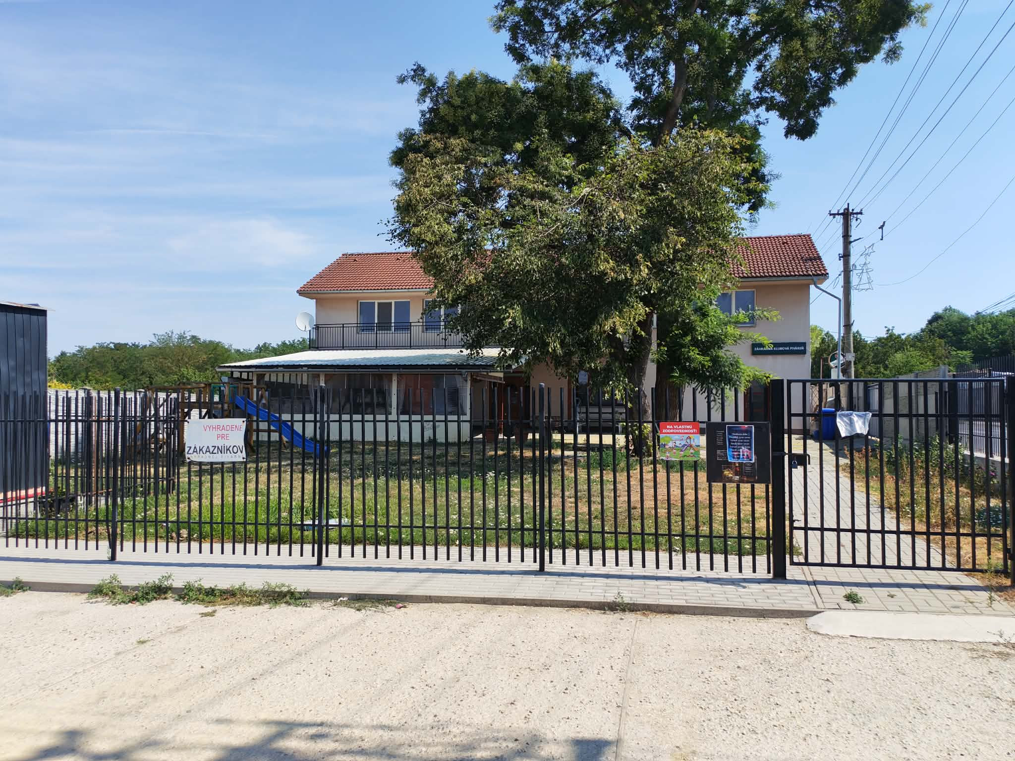 NA PREDAJ – PODNIKATEĽSKÝ OBJEKT + 2 BYTY V CENTRE OBCE DULOVCE — foto 3