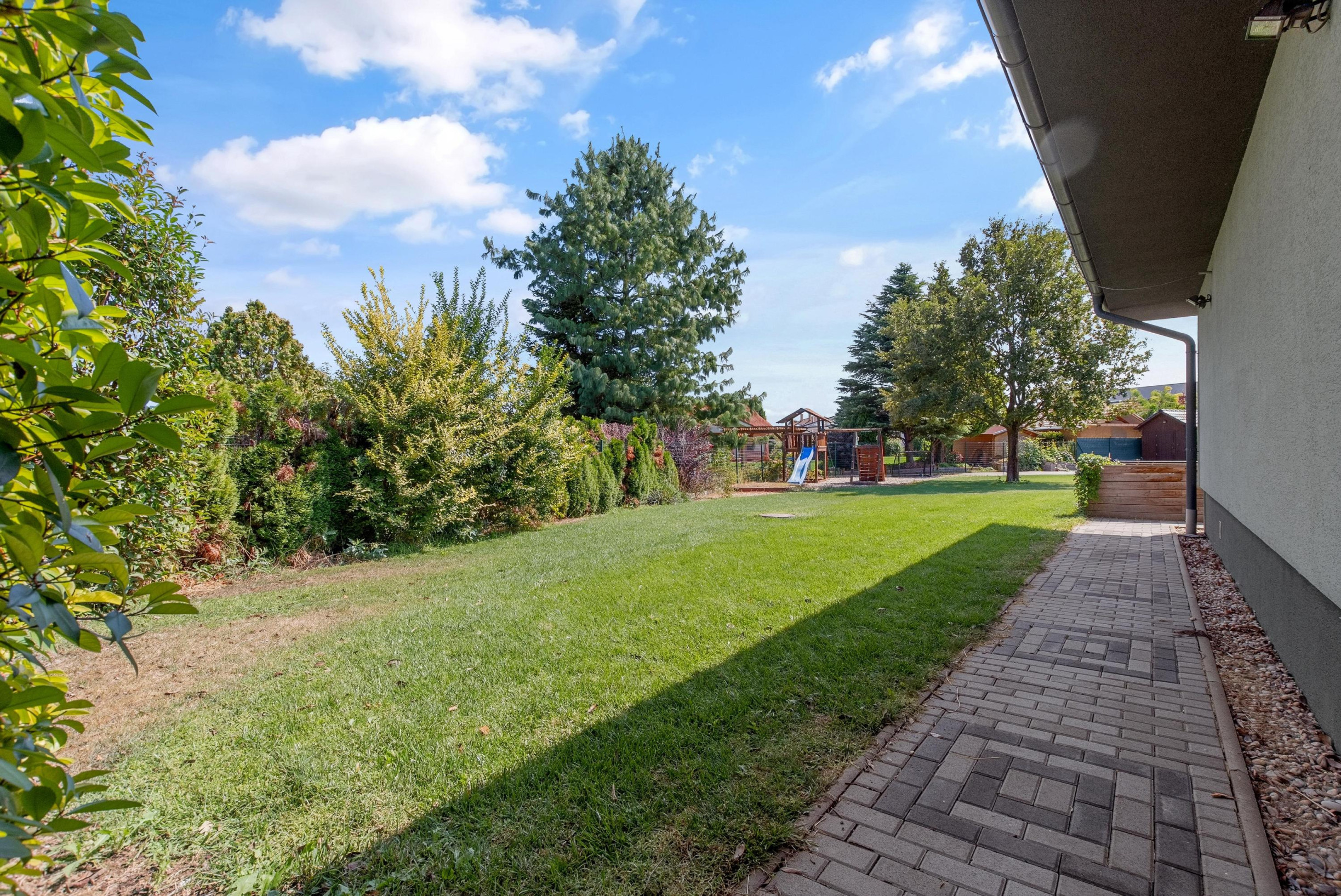 NA PREDAJ! 5-izbový rodinný dom s garážou, veľkým pozemkom a nadštandardným vybavením – Senec, Mlynský Klin — foto 3