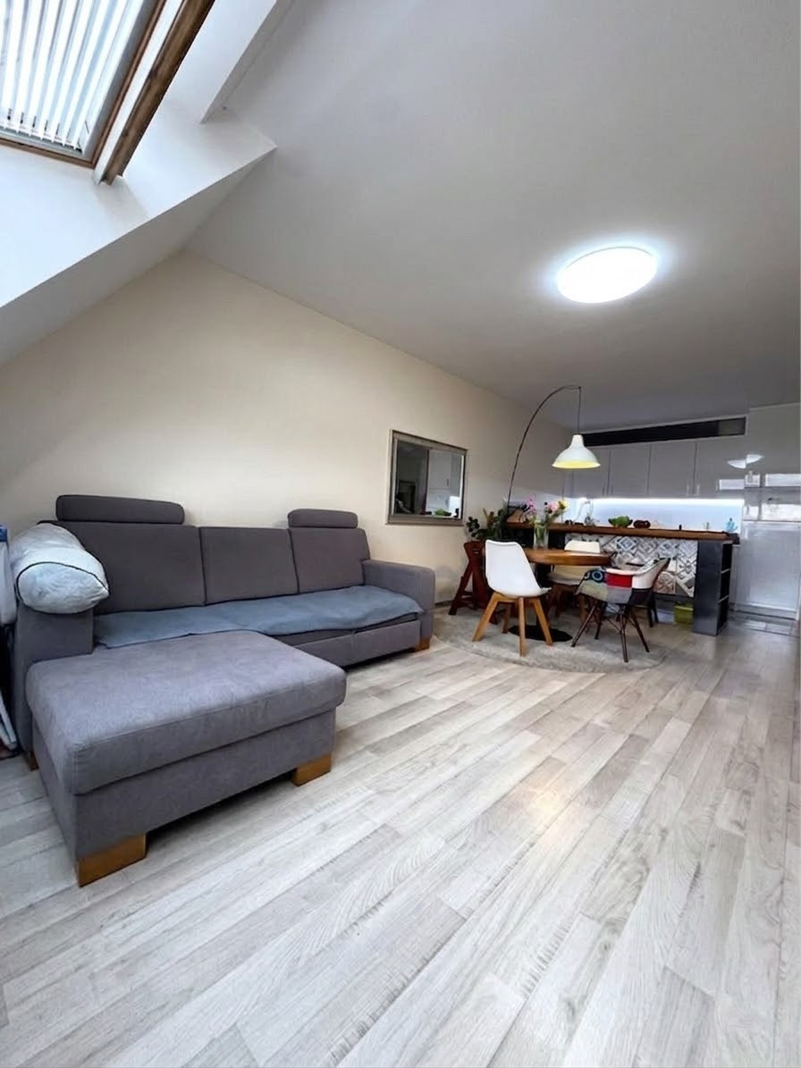 Na PREDAJ priestranný 2 izbový klimatizovaný byt s balkónom a výhľadom na Rakúsko, Bratislava Devínska Nová Ves — foto 3