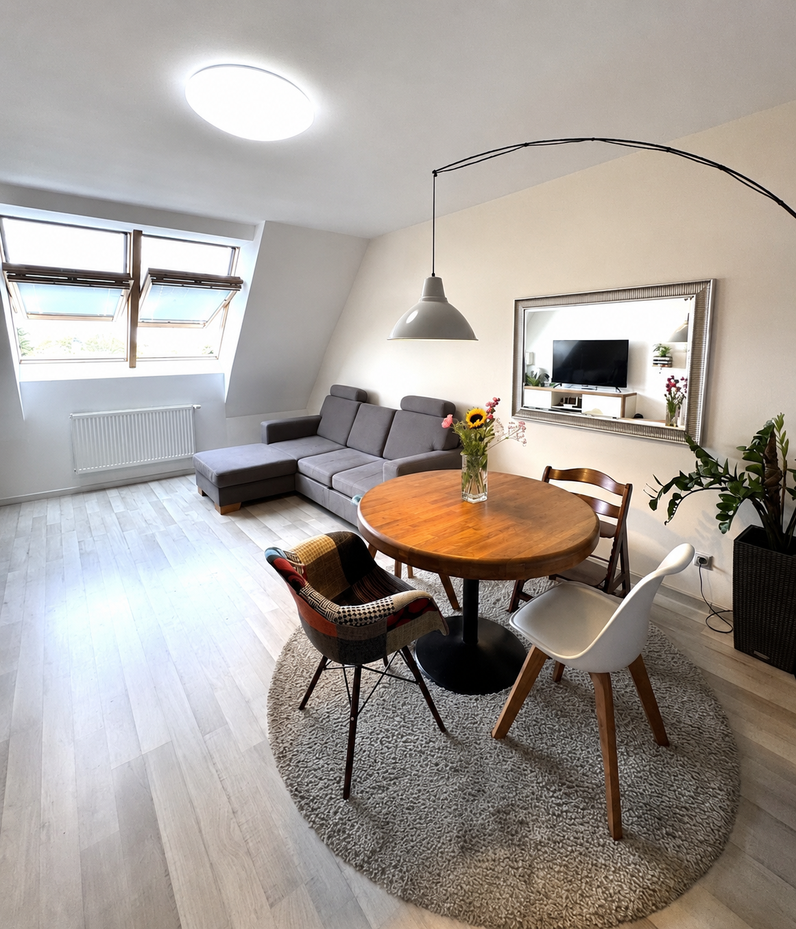 Na PREDAJ priestranný 2 izbový klimatizovaný byt s balkónom a výhľadom na Rakúsko, Bratislava Devínska Nová Ves