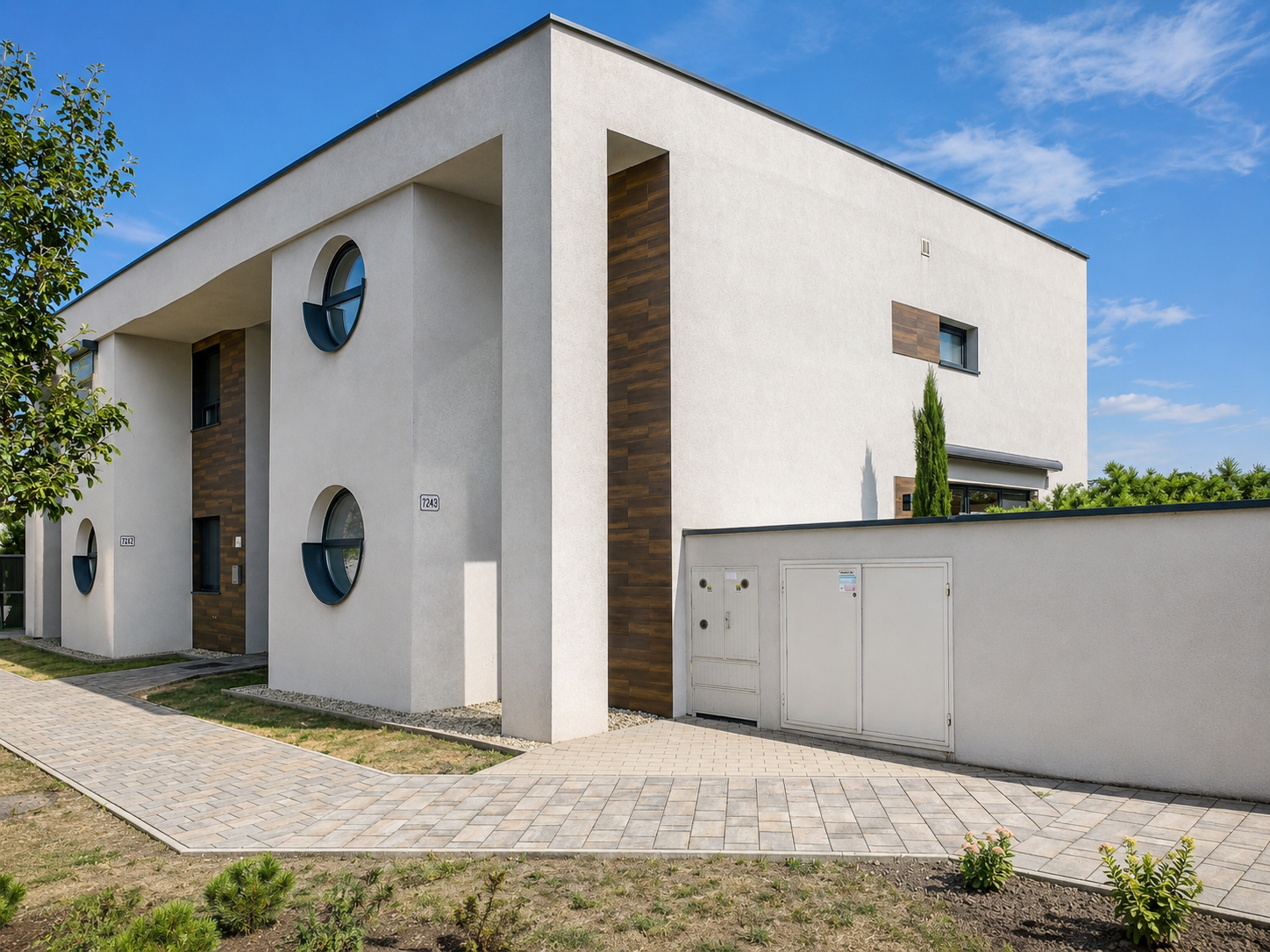 Na predaj výnimočný 3-izbový byt s 94 m² predzáhradkou, parkovaním a možnosťou dvoch garáží v Dunajskej Strede — foto 3